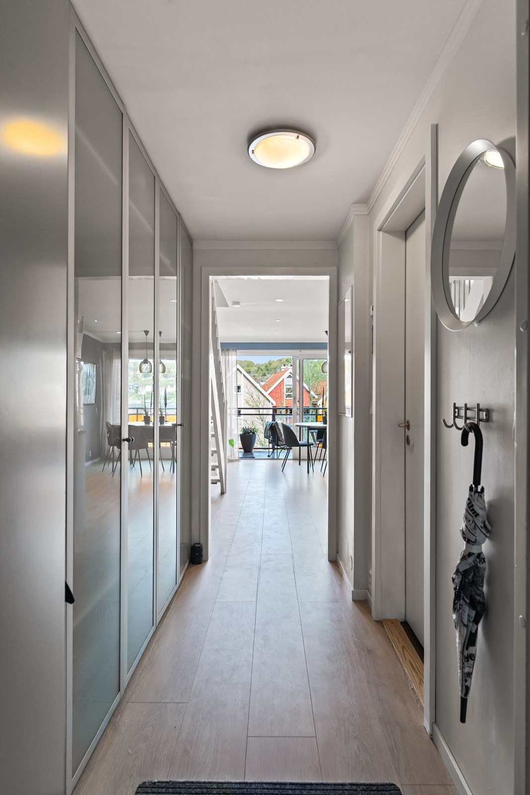 Velkommen inn. Gangen har rikelig med garderobeskap. Galleribilde