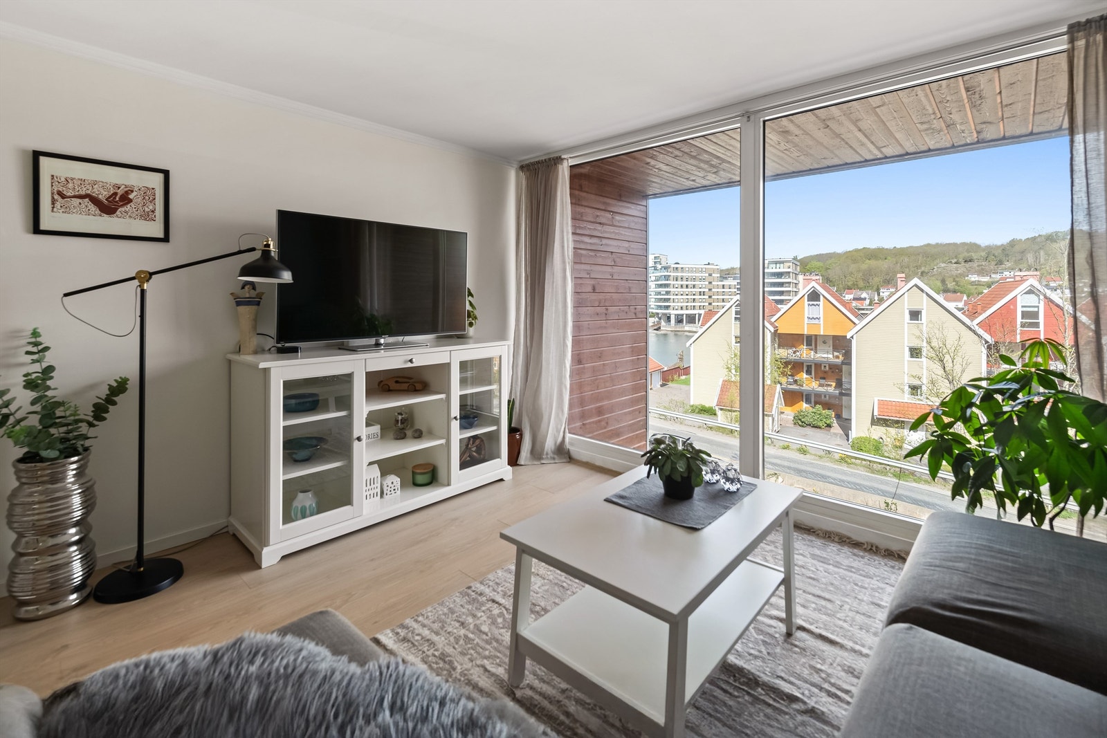 I 2. etasje er det god plass til både tv og sofa. Du får også litt utsikt til sjøen. Galleribilde