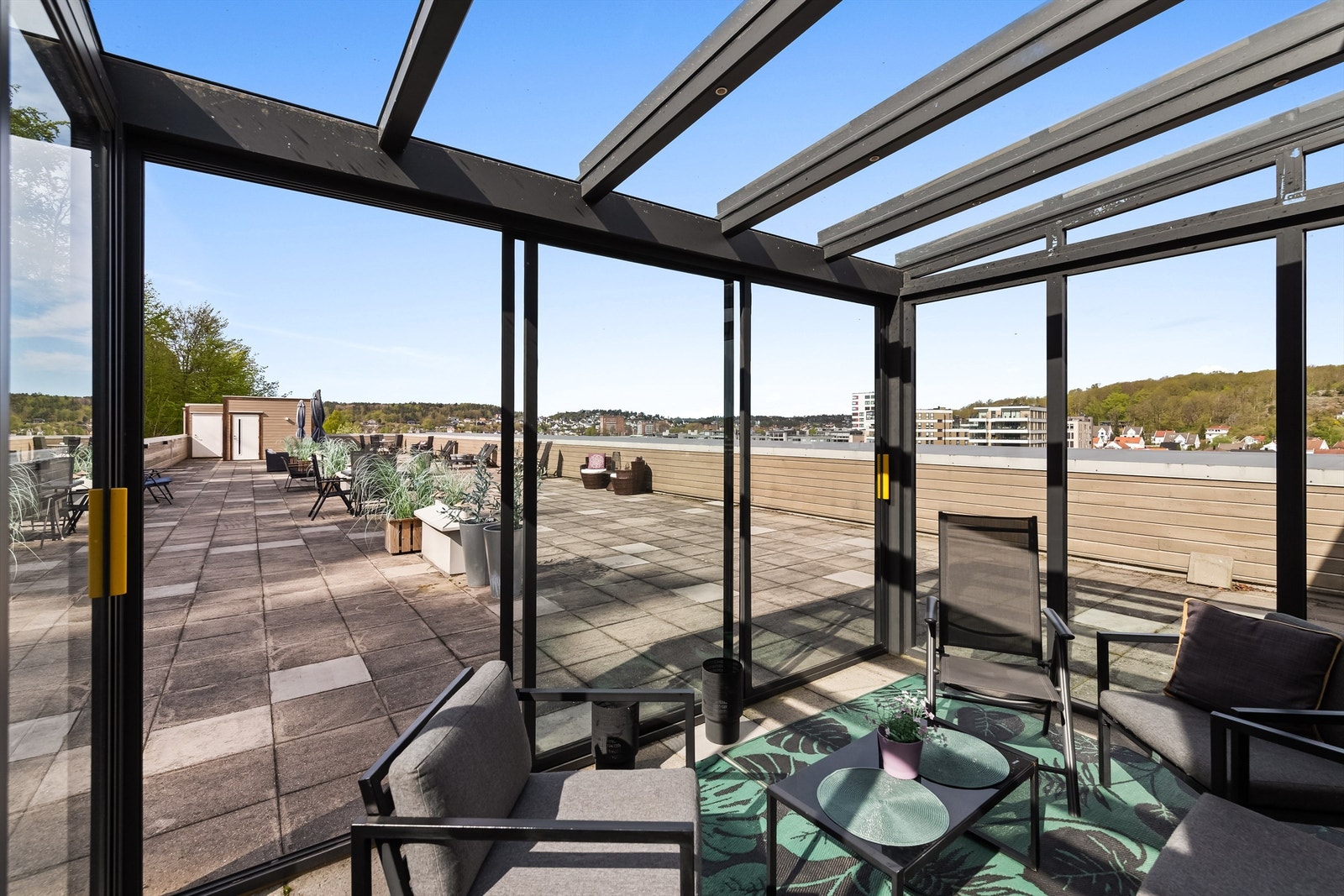 Det finnes også en stor felles takterrasse for borrettslaget hvor det også er oppført en innglasset utestue til glede for beboerne. Galleribilde