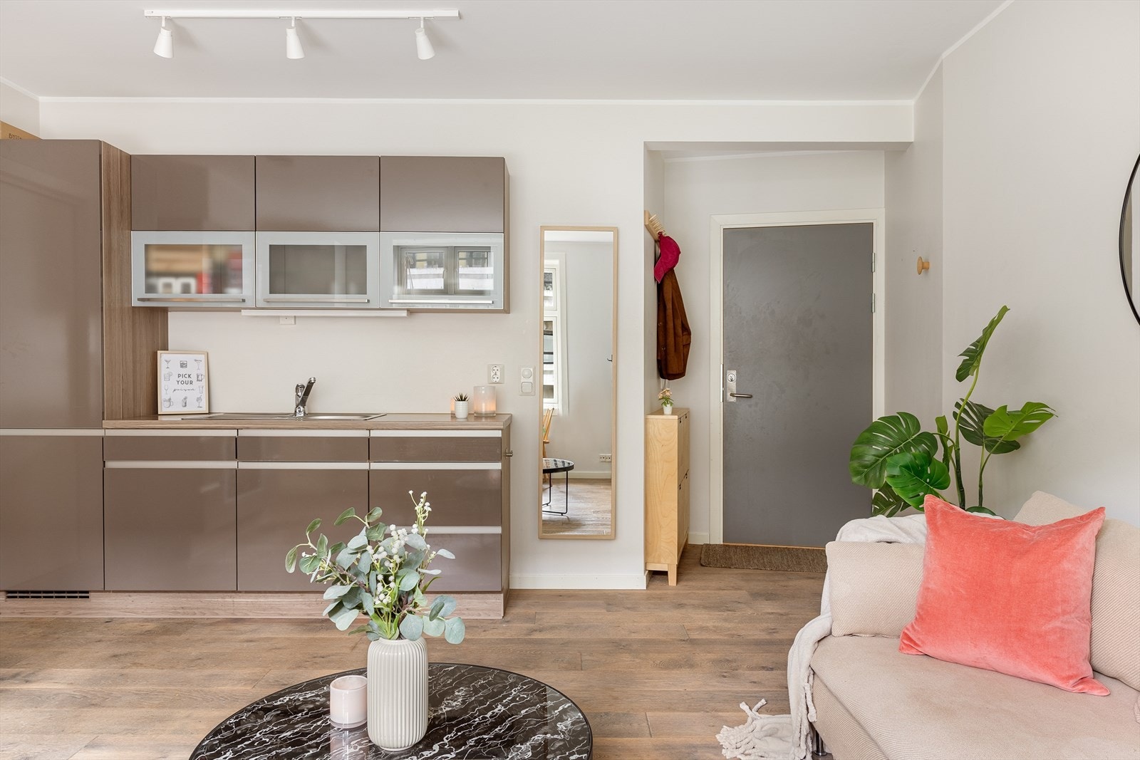 Leiligheten er utstyrt med felles varmepumpe og balansert ventilasjon med varmegjenvinning. Galleribilde