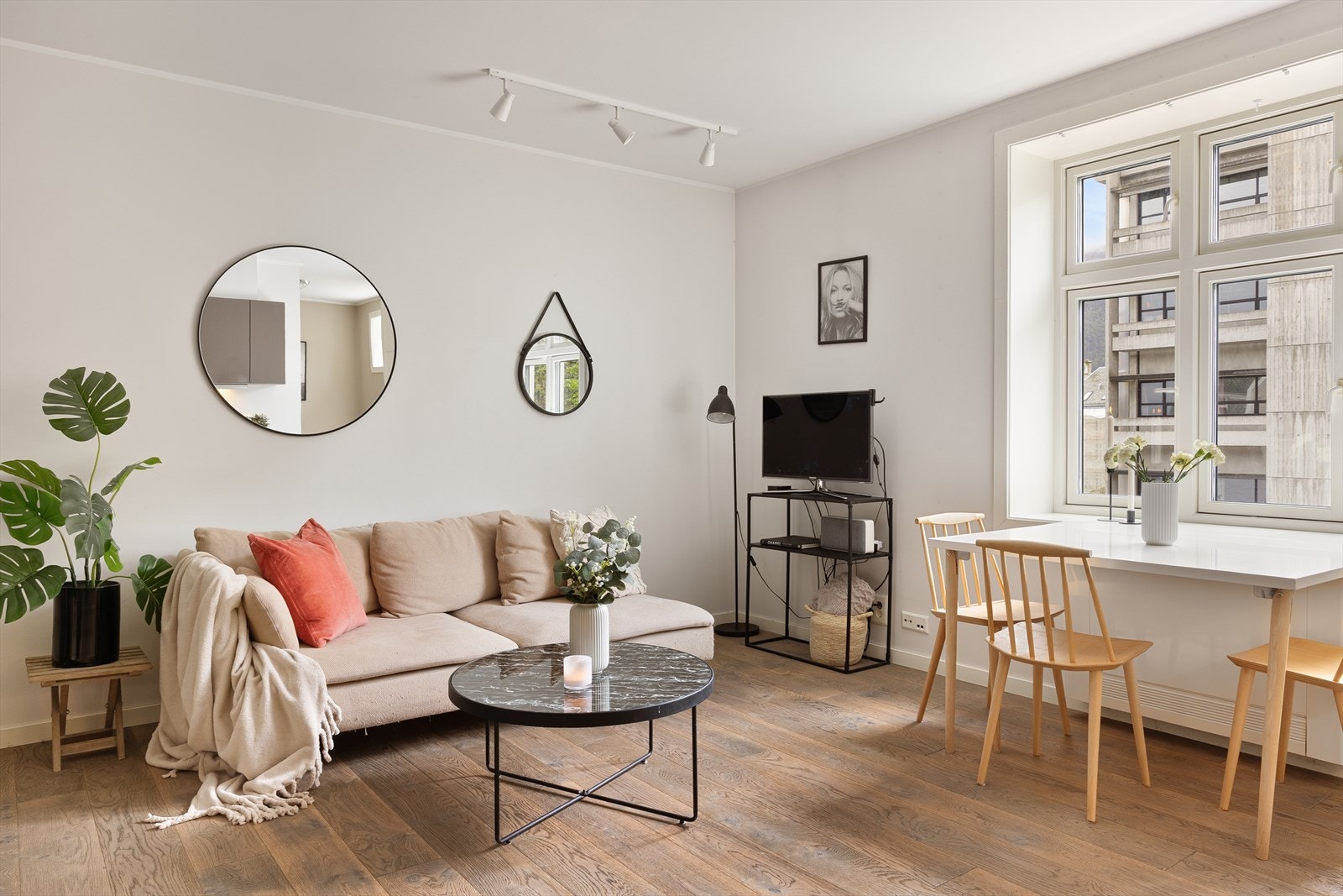 Leiligheten ligger i 2. etasje og består av entré/stue/kjøkken, bad/vaskerom og sovealkove. Galleribilde