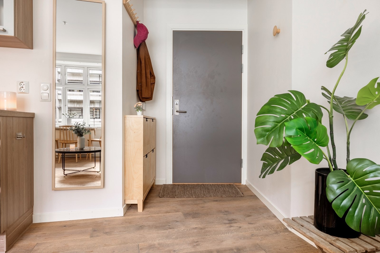 Entré med plass til oppheng av yttertøy og skohylle. Galleribilde