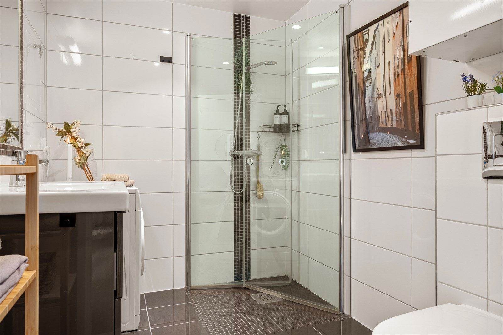 Vaskemaskin på badet medfølger i handelen. Galleribilde