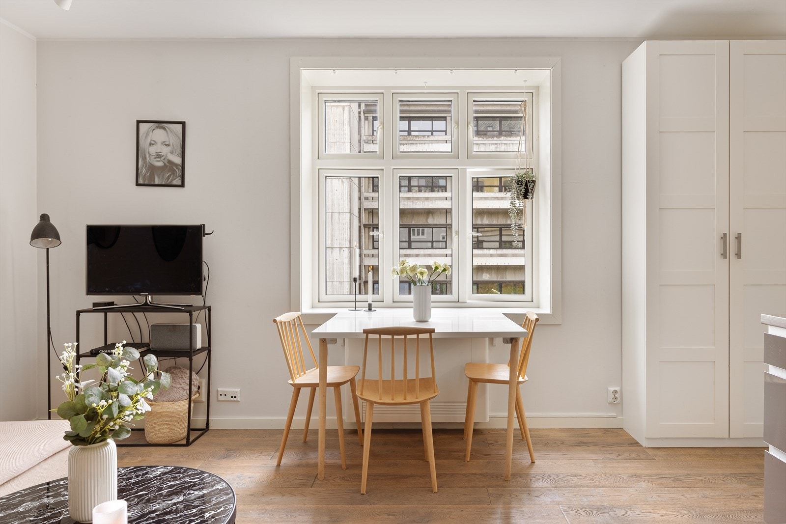 Godt med lysinnslipp fra store vindusflater til en god romfølelse. Galleribilde