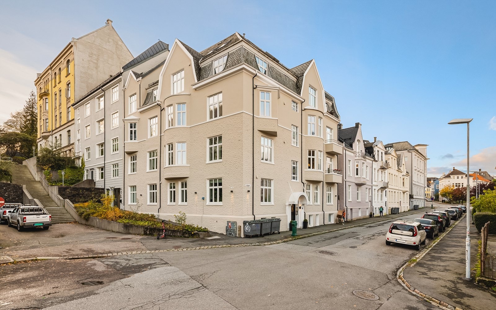 Leiligheten ligger sentralt på Høyden i Bergen sentrum, i et historisk og attraktivt område som kombinerer det beste av byliv og roligere omgivelser. Galleribilde
