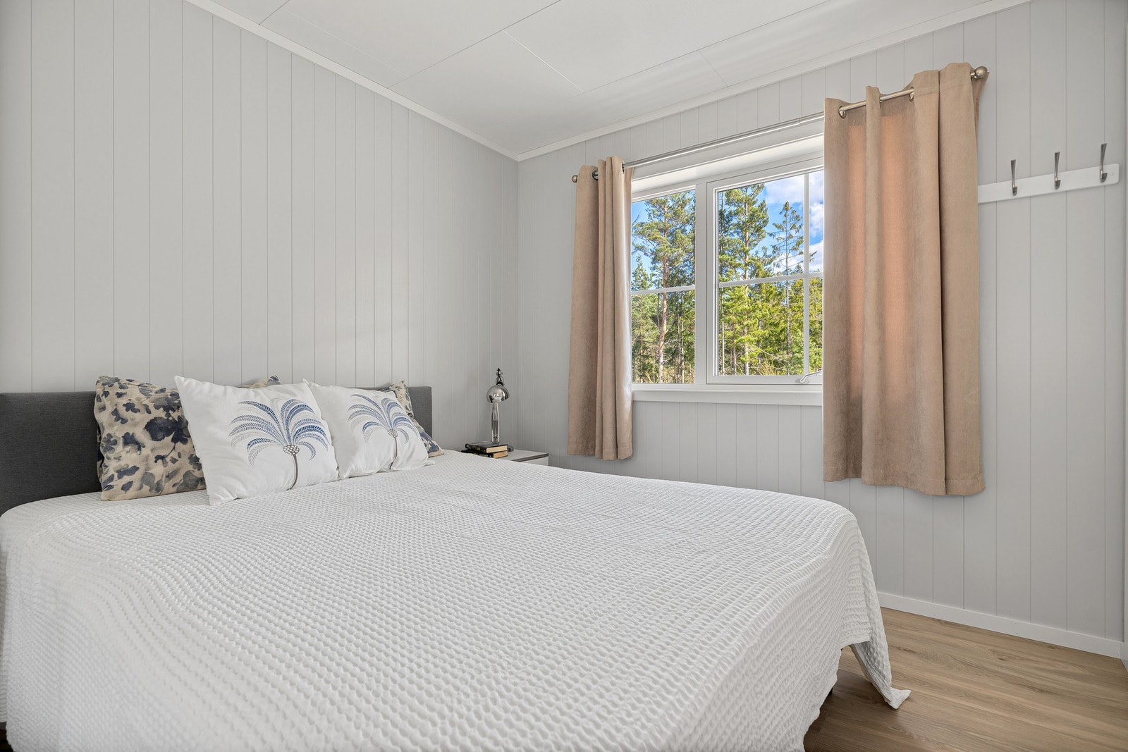 Rommet vender ut mot skogen og bort fra kveldssolen Galleribilde