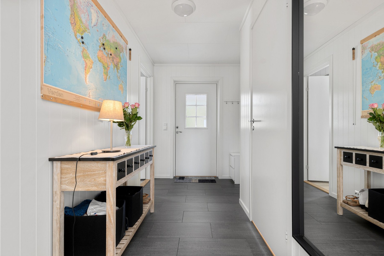 Flislagt gang med varmekabler under, praktisk nisje for sko og yttertøy Galleribilde