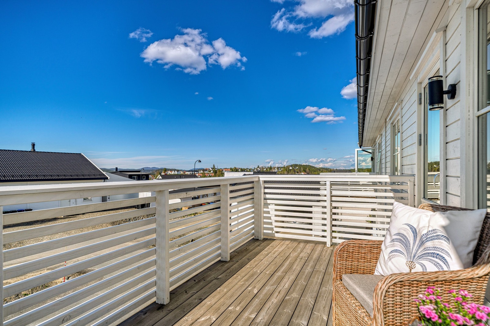 Fra stuen er det utgang til den solrike balkongen Galleribilde