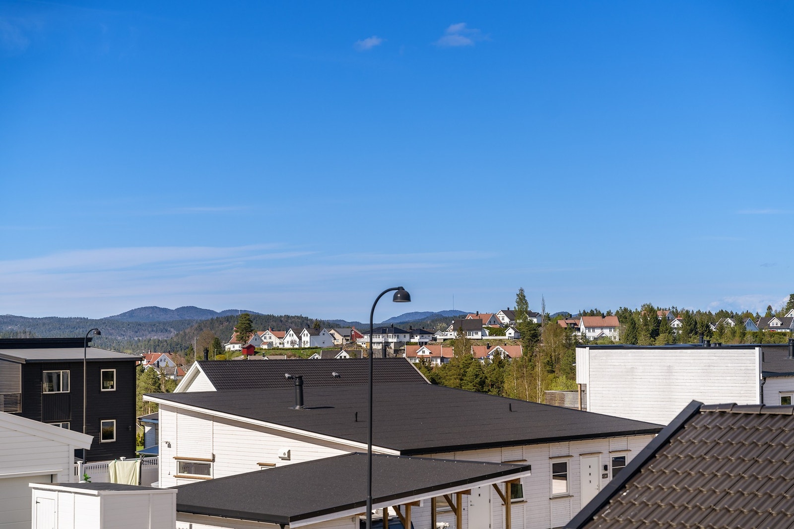 Utsikt mot Jomåsknutene og Hovdefjell fra balkongen Galleribilde