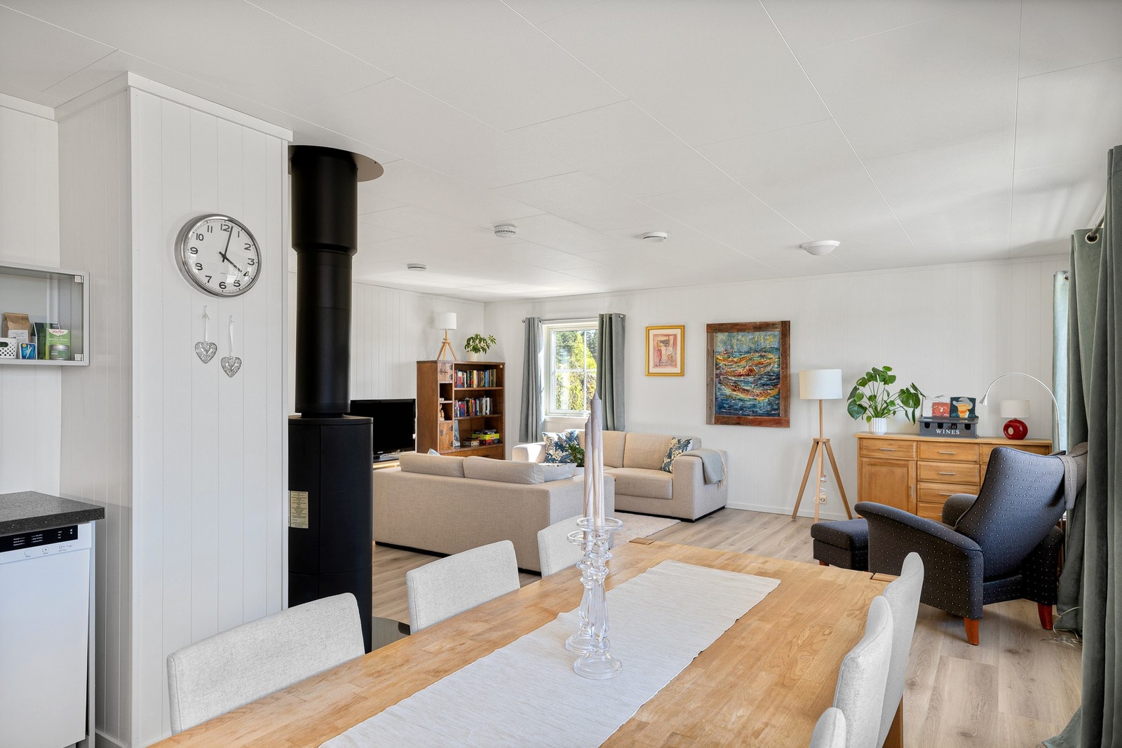 Det er enkelt plass til spisebord for minst 8 personer! Galleribilde