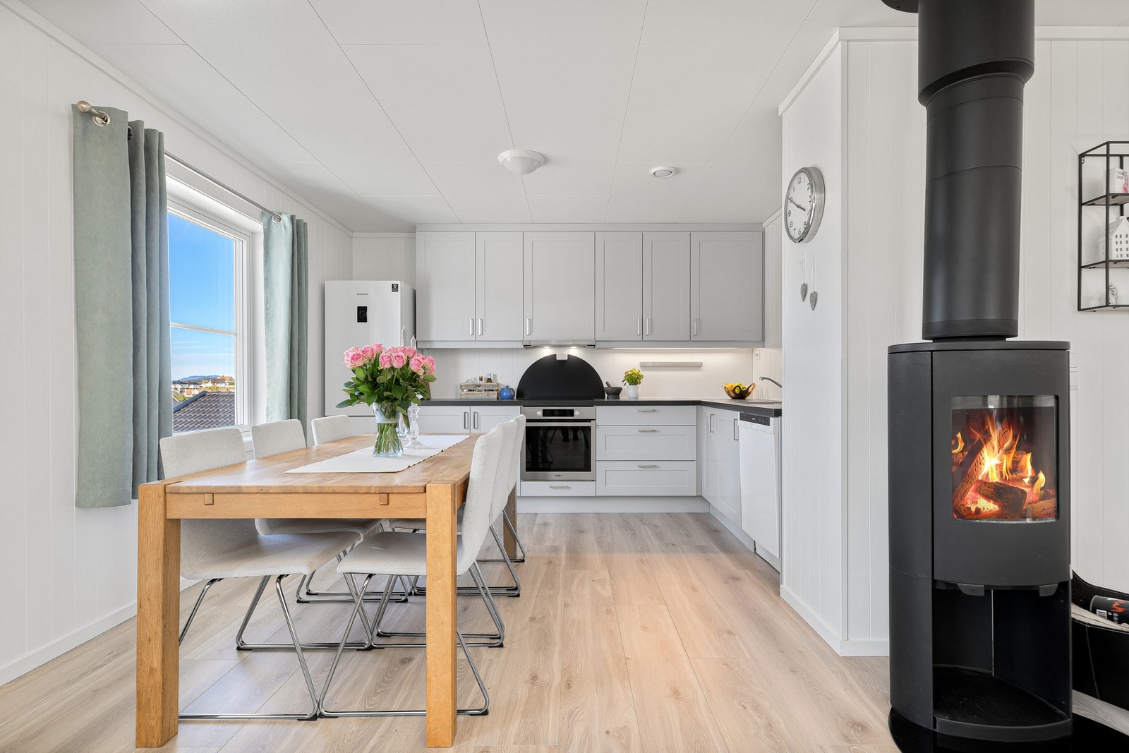 Lekkert kjøkken fra Strai med integrert stekeovn og platetopp. Kjøl/frys og oppvaskmaskin følger også ved salg Galleribilde