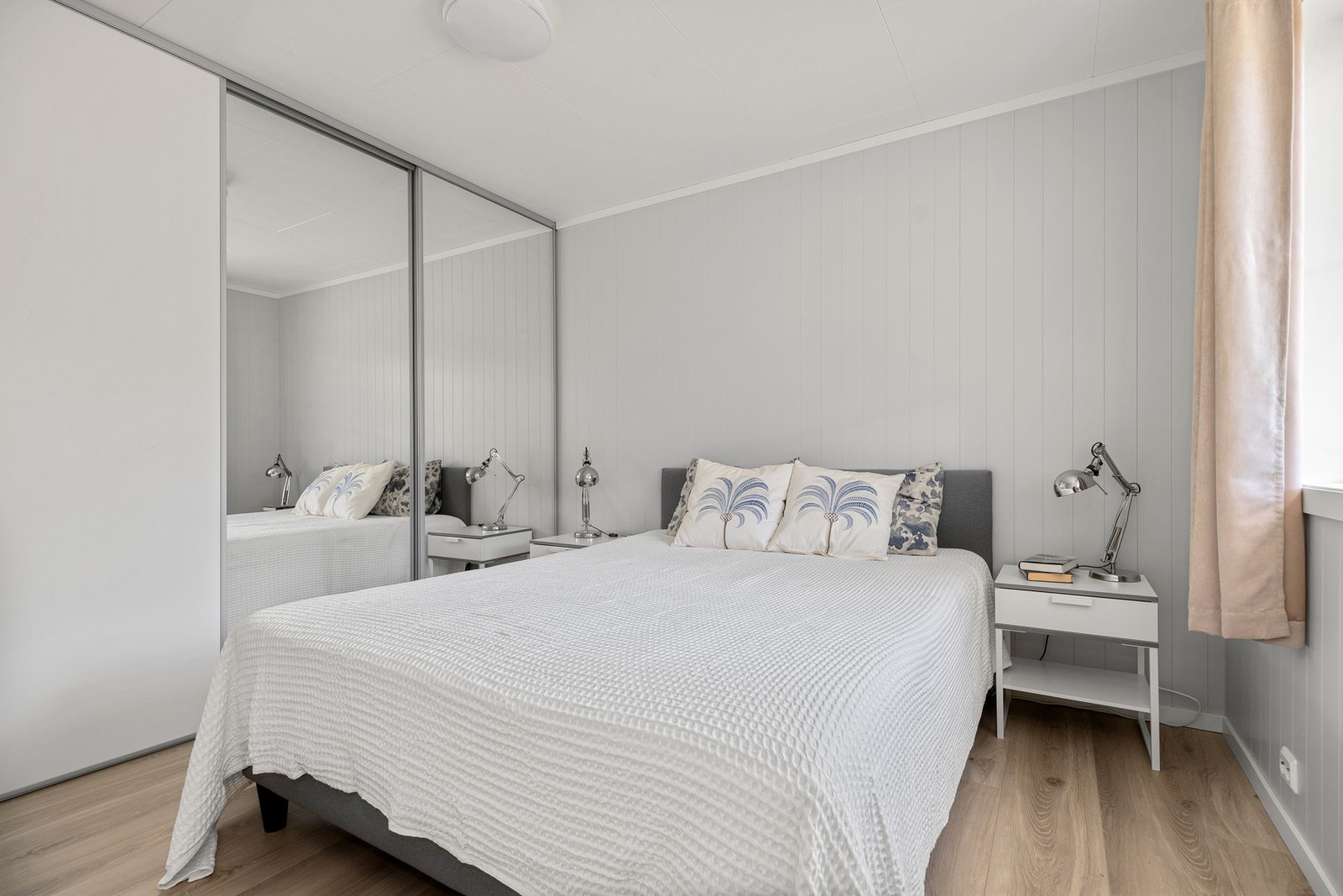 Fint hovedsoverom med stor skyvedørsgarderobe Galleribilde