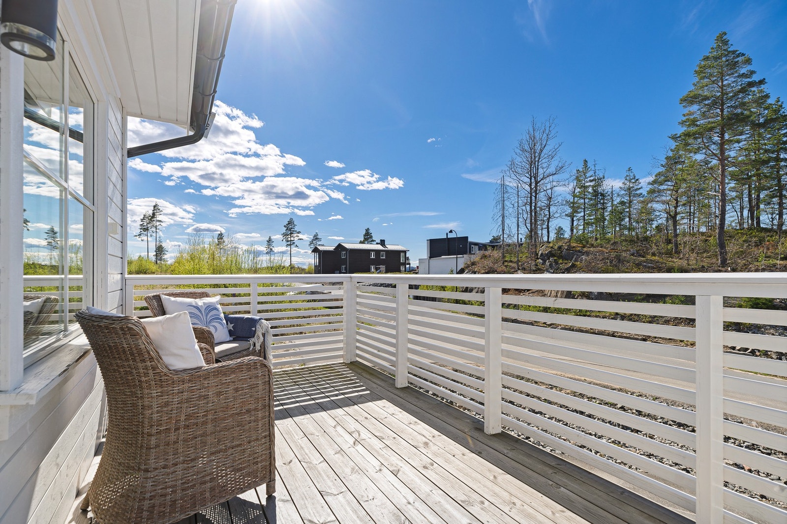Ypperlige solforhold på balkongen hvor du har plass til sittegruppe og spisebord Galleribilde