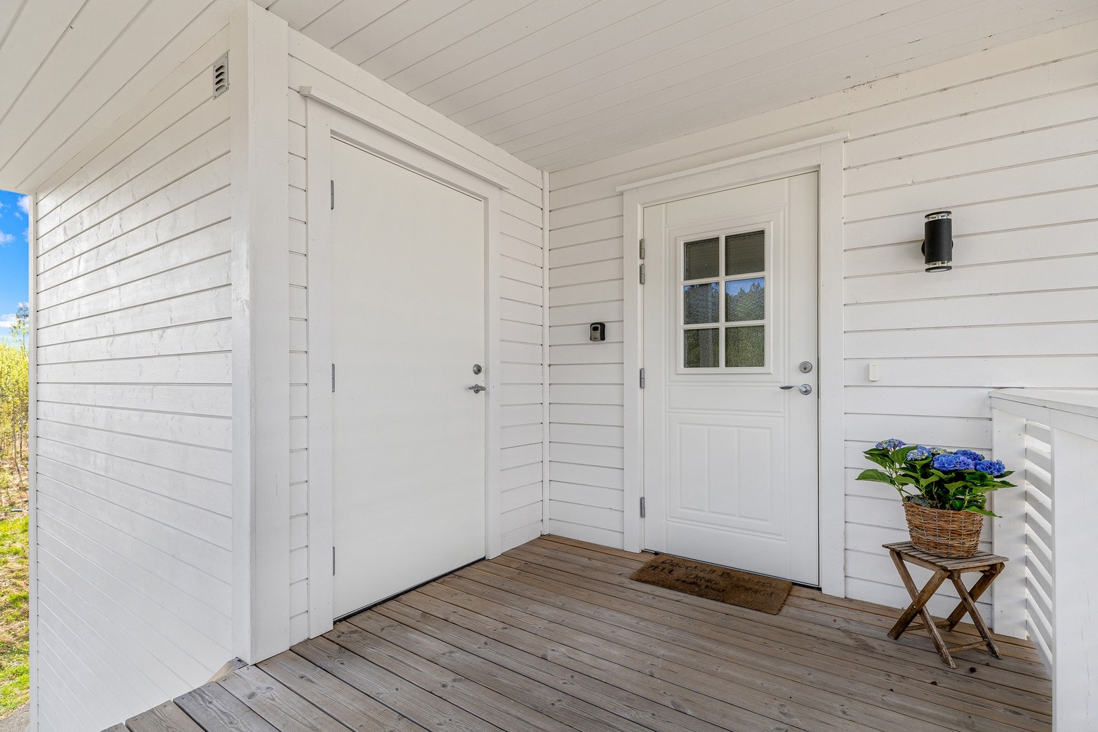 Overbygd inngangsparti med en bod på ca 5 kvm til utstyr, ved etc Galleribilde