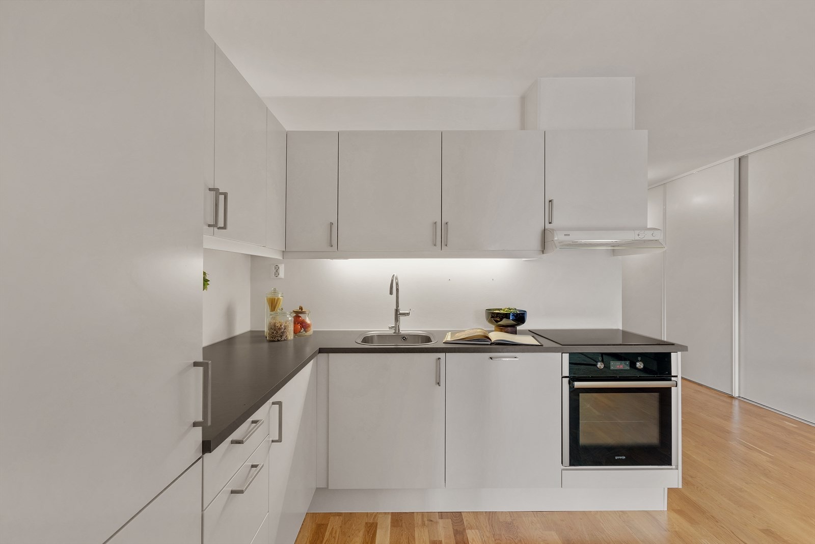 Kjøkkenet har rikelig med skapplass og arbeidsplass på benkeplate. Galleribilde