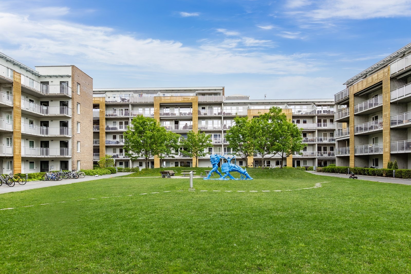Leiligheten har balkong med utsikt over en fin bakgård. Galleribilde