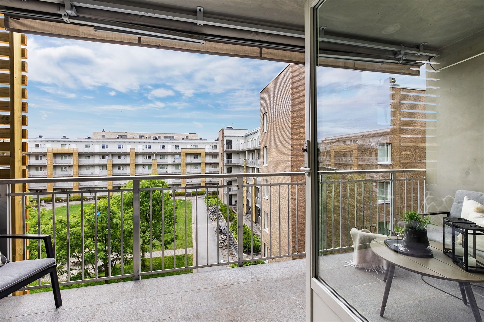 Balkongen er på 10kvm. Her kan du ha grill og flere utemøbler. Galleribilde