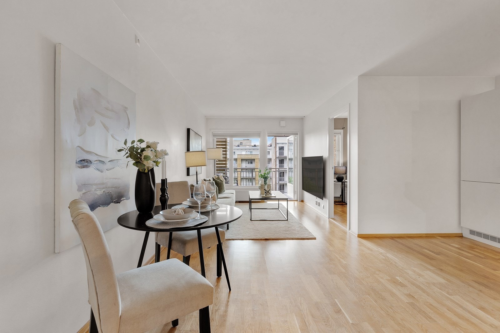 De store vindusflatene gir rikelig med lysinnslipp. Galleribilde