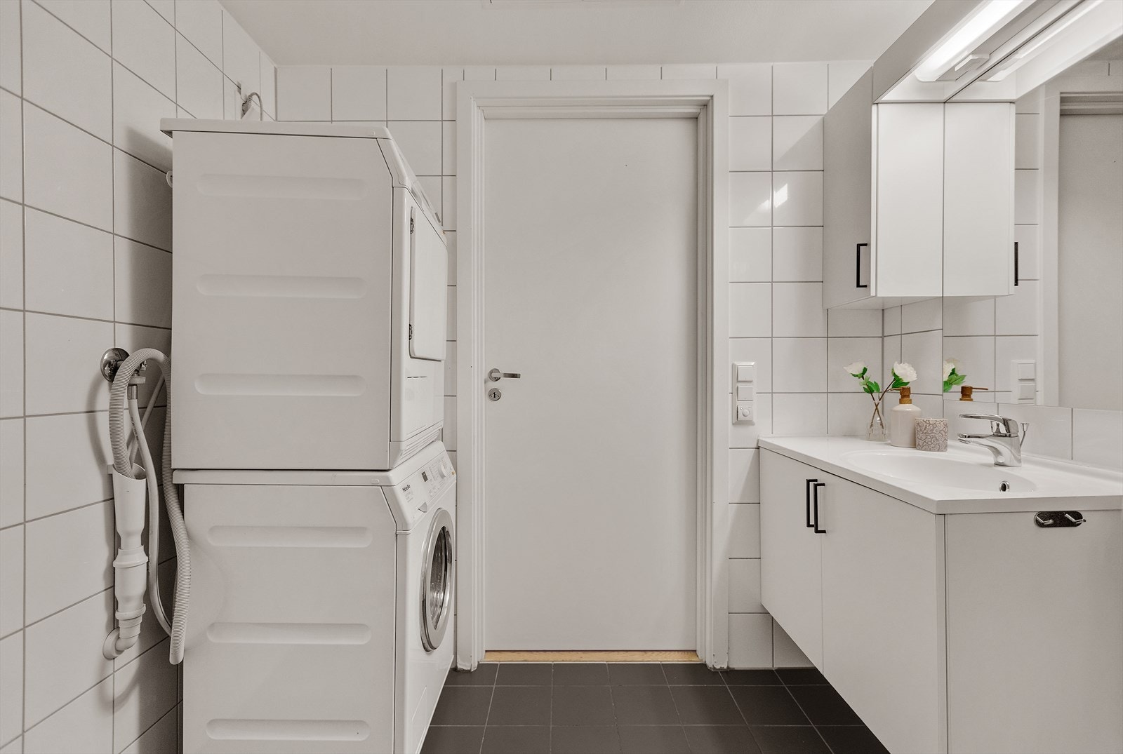 På bad har du opplegg for vaskemaskin og tørk. Galleribilde