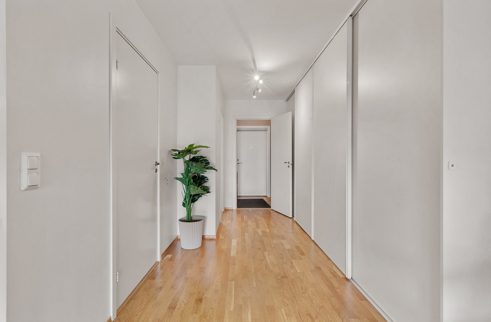 I gangen har du en stor skyvedørs garderobe. Galleribilde