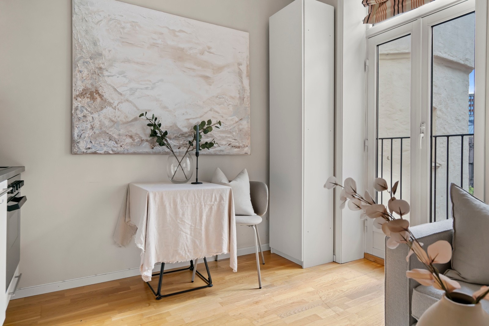 Stuen har også en elegant fransk balkong som gir ekstra lys og en luftig romfølelse Galleribilde