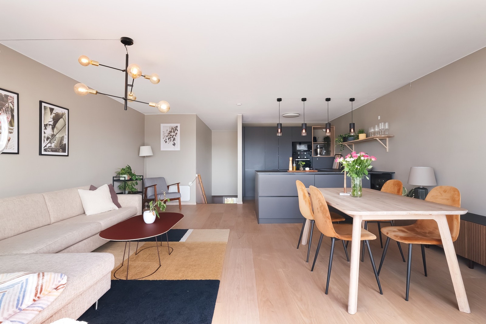 Boligens kjøkken er i en åpen løsning mot stuen, så her kan du enkelt underholde gjestene samtidig som du lager dagens måltider. Galleribilde