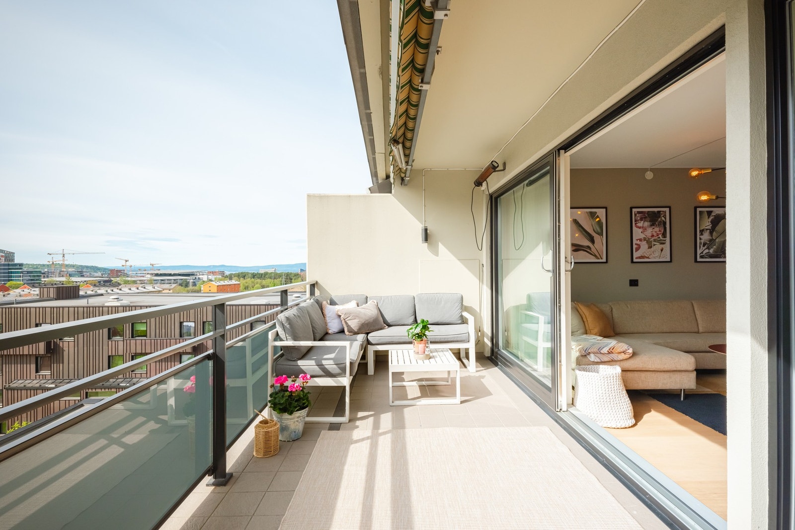 Utgang til herlig terrasse på 12 kvm. Ta med deg grillen ut og lag måltidene utendørs. Galleribilde