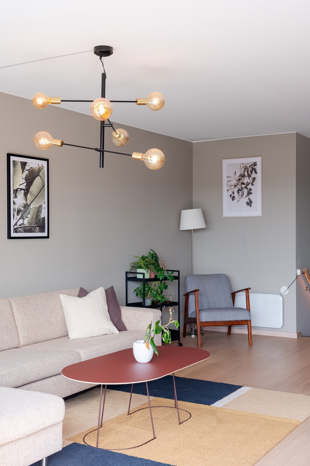 Overflatene er malt i tidsriktige fargevalg og gulvet har herdet parkett. Galleribilde