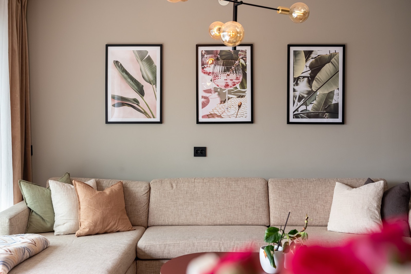 Stuen har fin plass for sofa, salongbord og tilhørende mediemøblement. Galleribilde