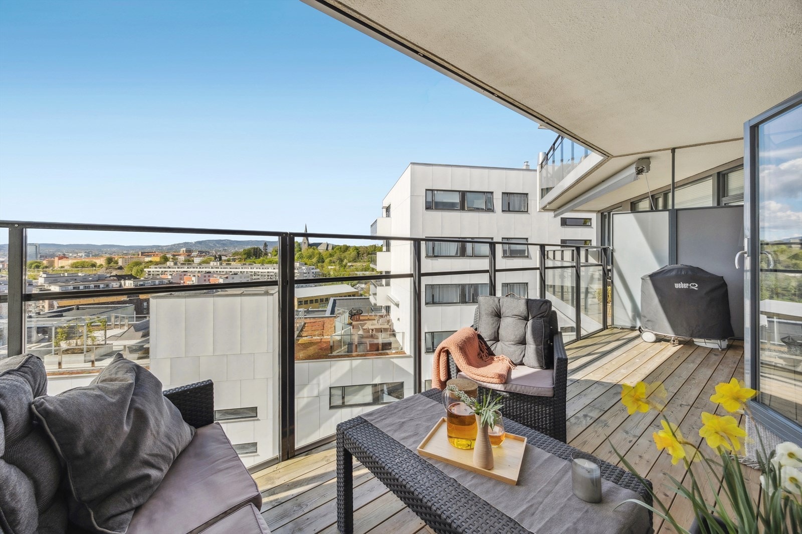 Herfra er det utsikt over store deler av byen, fra Ekebergskrenten til Holmenkollen og Tryvannstårnet, der også solen går ned, sommerstid. Galleribilde