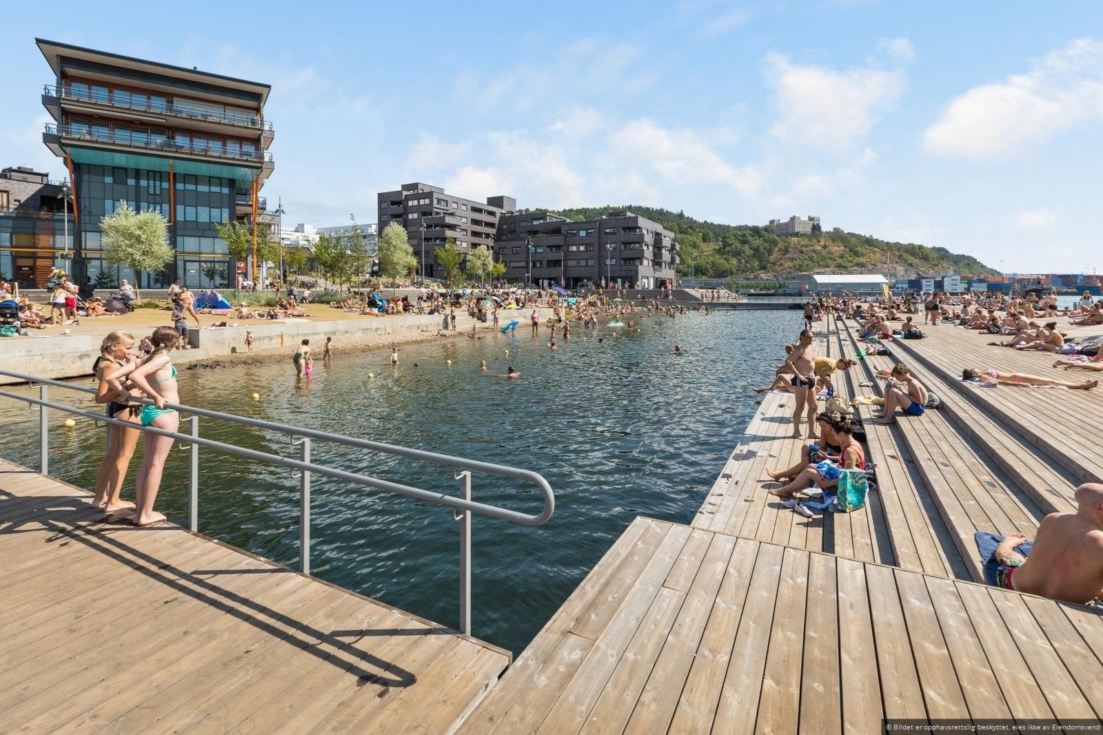 Sørenga og Operastranda inviterer til urbant strandliv med sjøbad og stor badebrygge, hvor du enkelt kan ta en dukkert på varme sommerdager.Det er også mulighet for saunabesøk og kajakkpadling. Galleribilde
