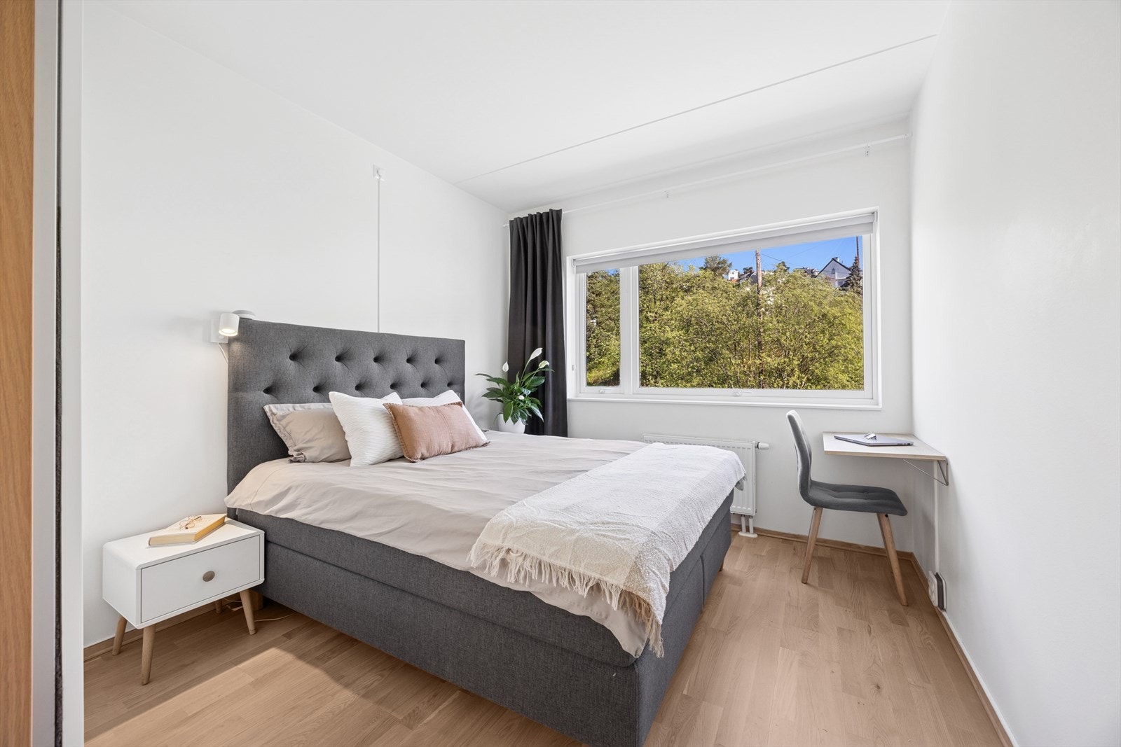 Leiligheten har to soverom. Hovedsoverommet er av svært god størrelse. Det er plass til en bred dobbeltseng med nattbord på hver side. Galleribilde