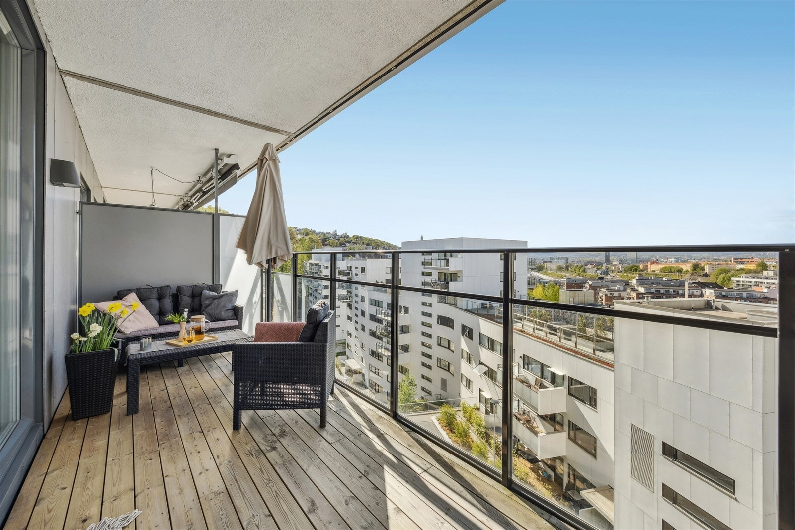 I sommerhalvåret er det sol fra ca. 15:00 til solnedgang. Galleribilde