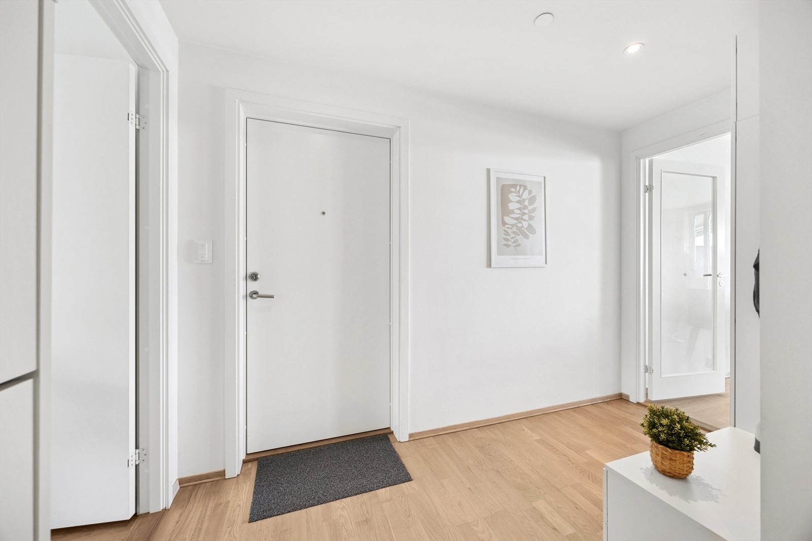 Her er det god plass for å henge fra seg yttertøy. Dørcalling. Galleribilde