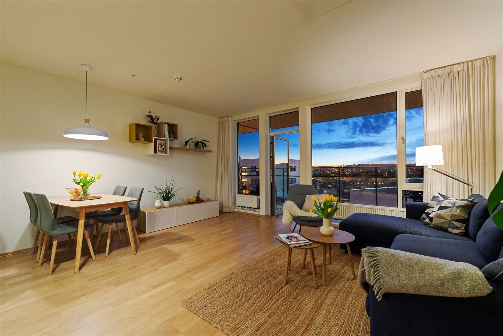 De store vindusflatene slipper inn godt med lys som skaper en fin atmosfære og gjør stuen til et rom man trives i. Galleribilde