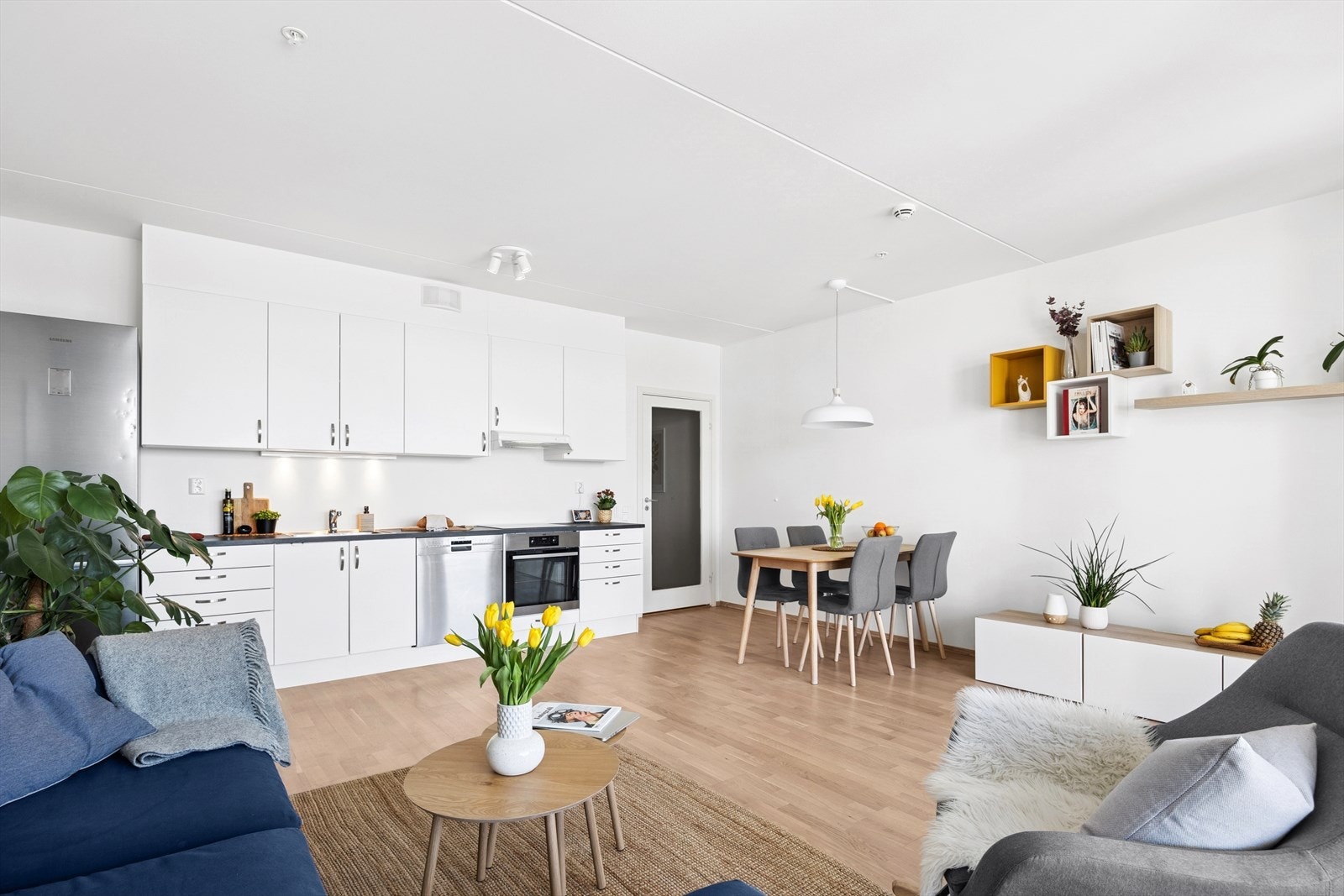 Stue med åpen kjøkkenløsning og god plass til sofa- og spisegruppe. Galleribilde