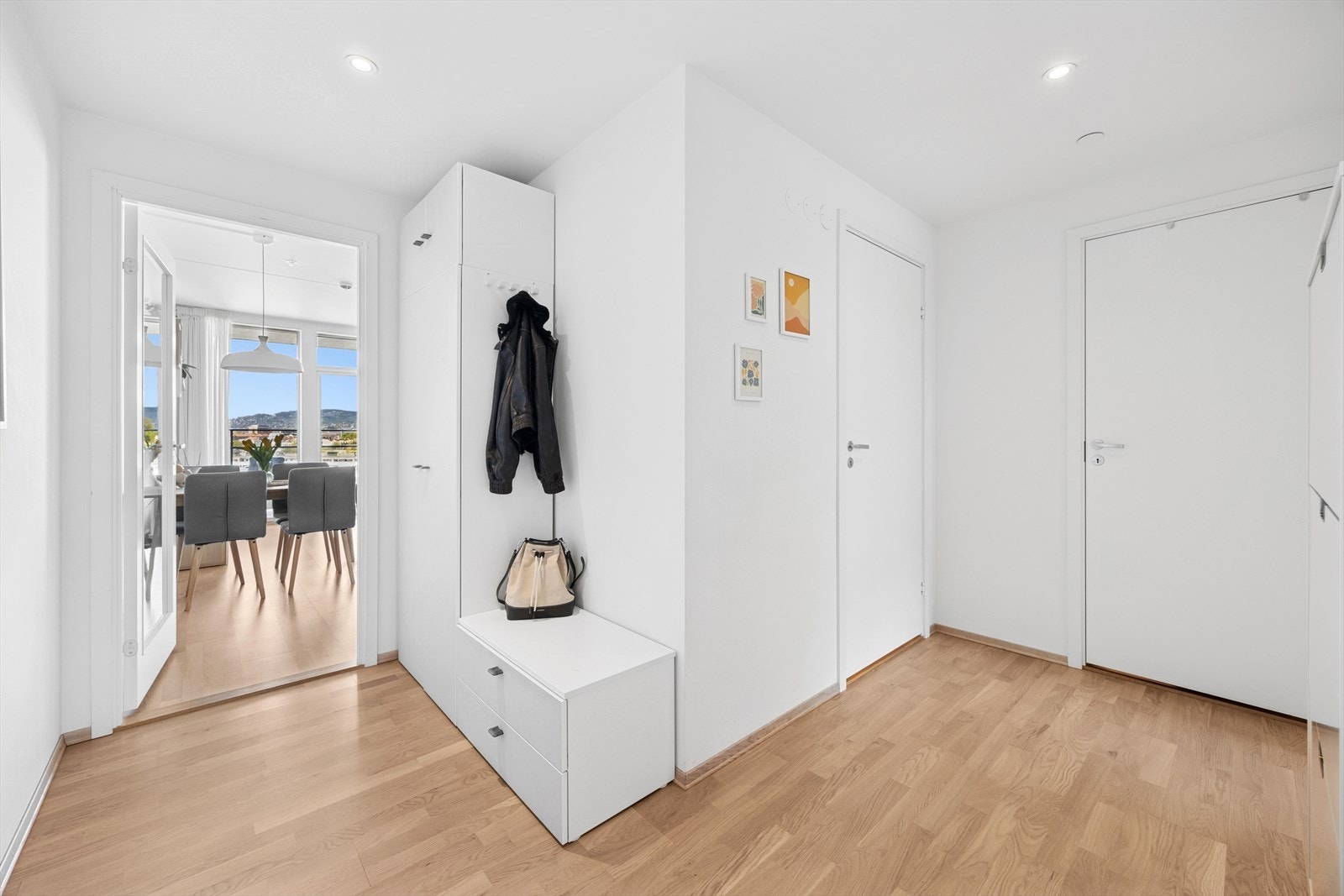 Velkommen inn! Koselig inngangsparti som gir et godt inntrykk av leiligheten. Heisadkomst. Galleribilde