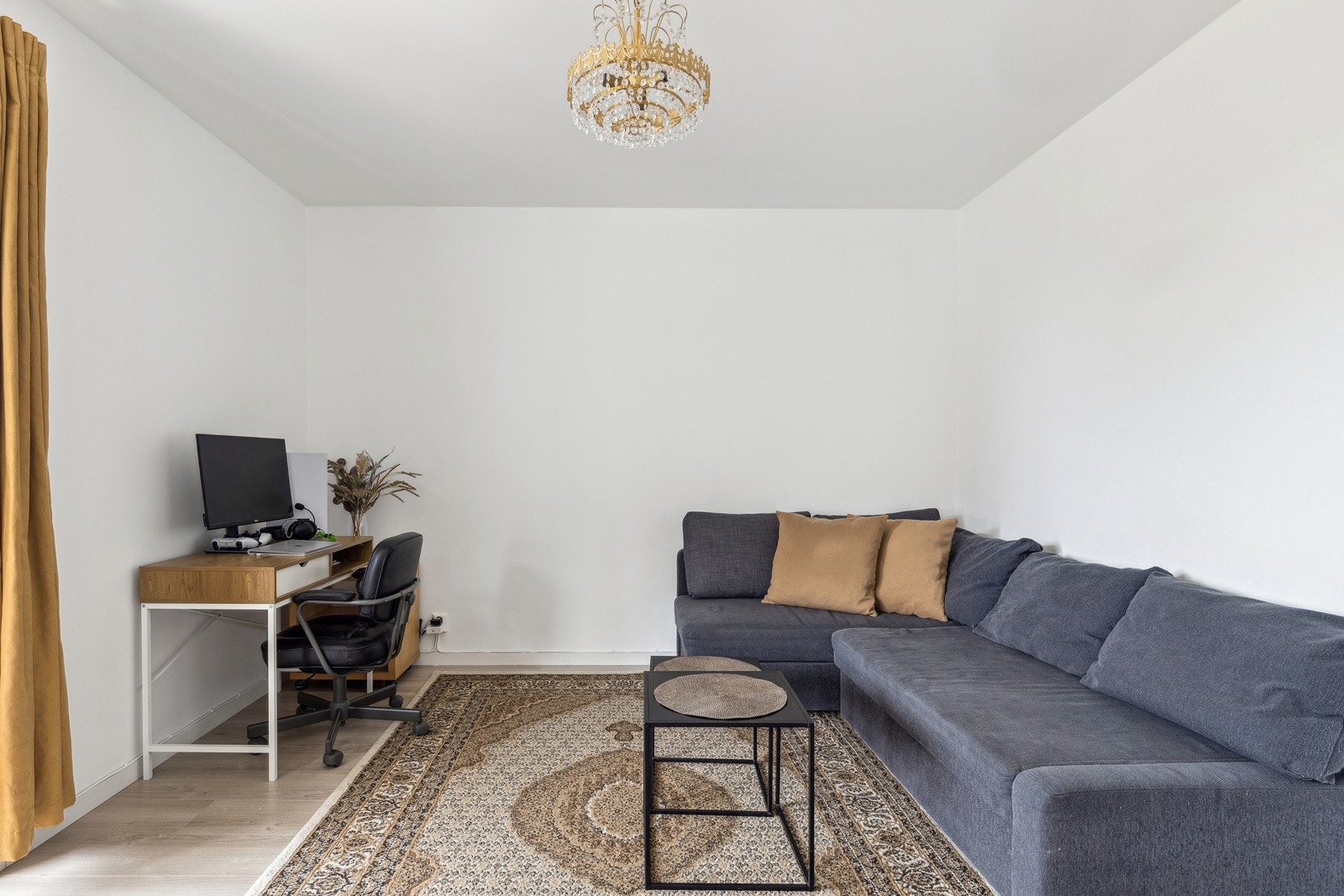 Store vindusflater gir rommet mye naturlig lys Galleribilde