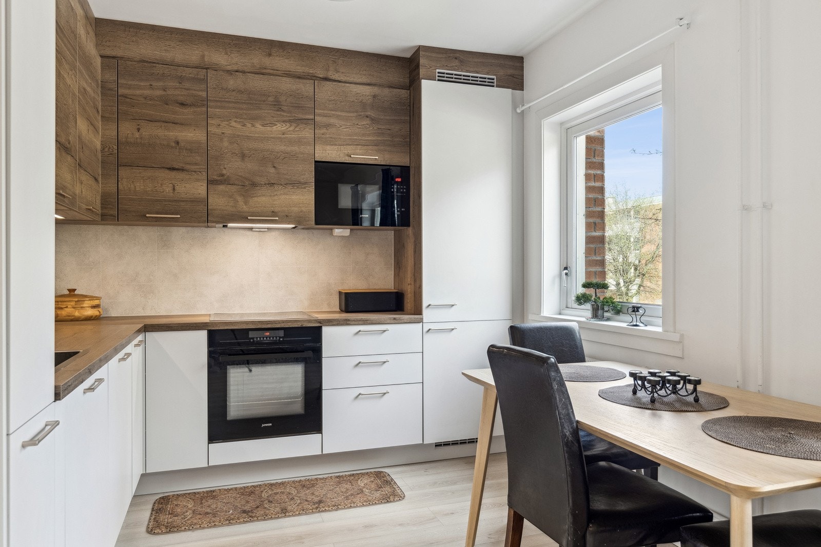 . Praktiske detaljer som uttrekkbar kran, lekkasjevarsler og komfyrvakt gir ekstra trygghet i hverdagen Galleribilde