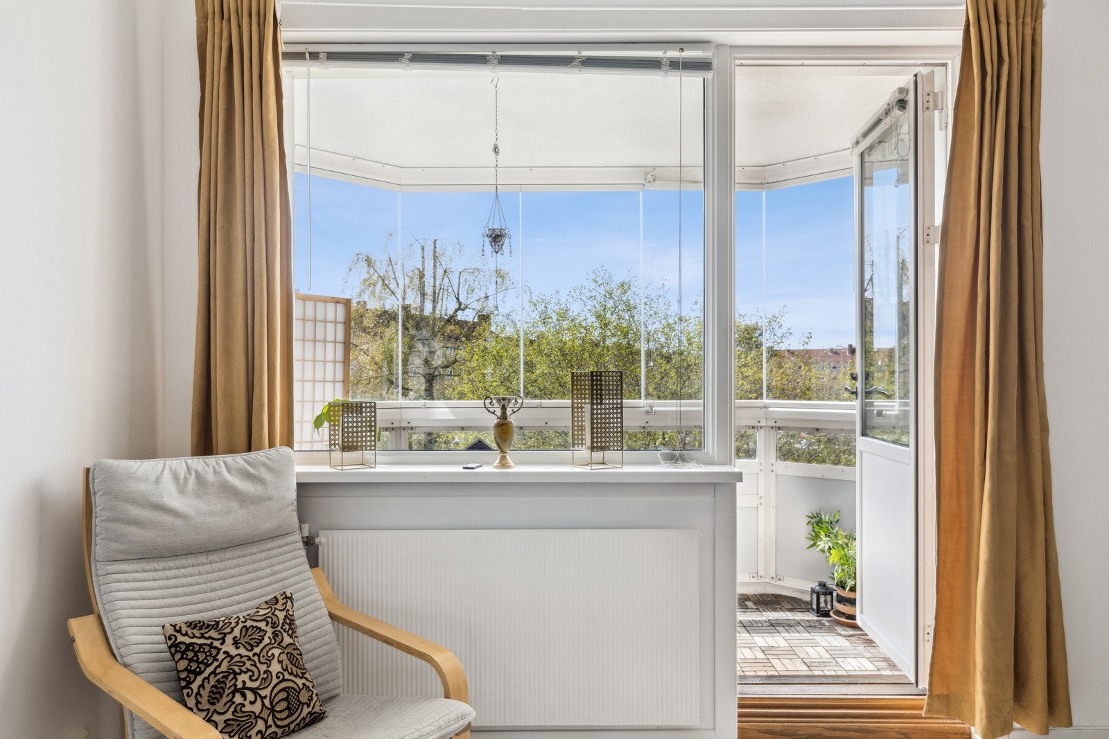 Fra stuen er det utgang til en innglasset balkong Galleribilde