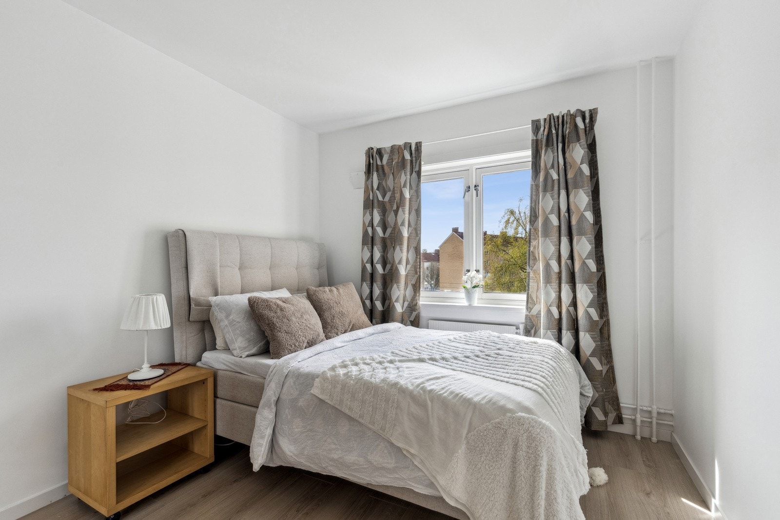 Lyst og behagelig soverom med god plass til dobbeltseng og nattbord Galleribilde