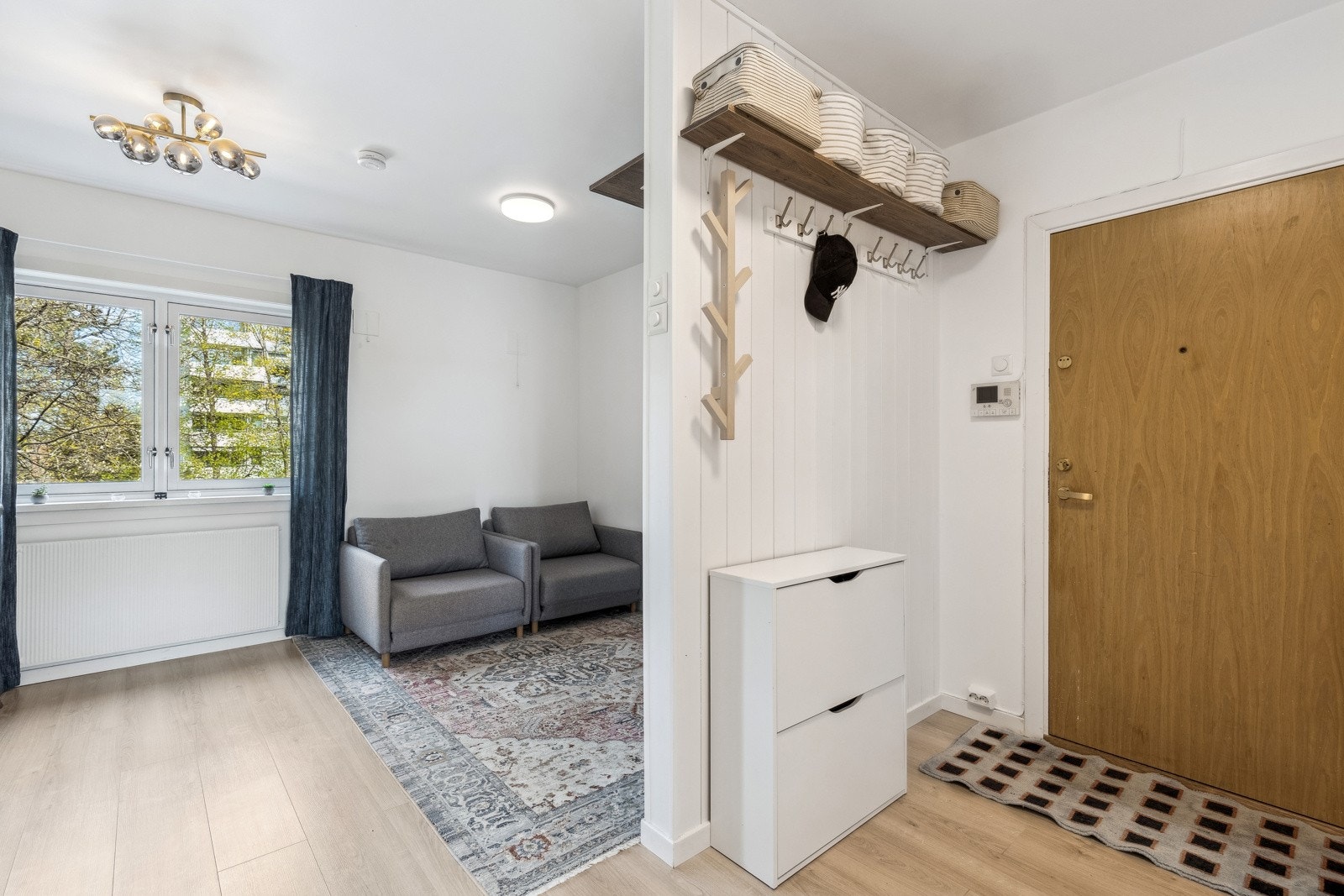 Lys og praktisk entré som ønsker deg velkommen inn i leiligheten. Her er det plass til både sko og yttertøy Galleribilde