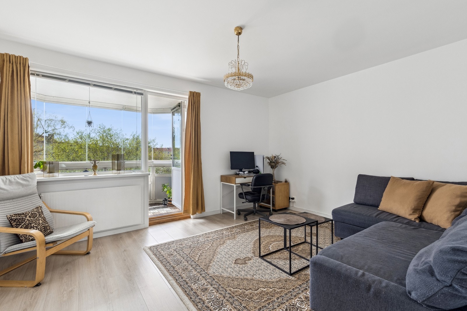 Romslig stue med god plass til både spisebord og sofagruppe Galleribilde