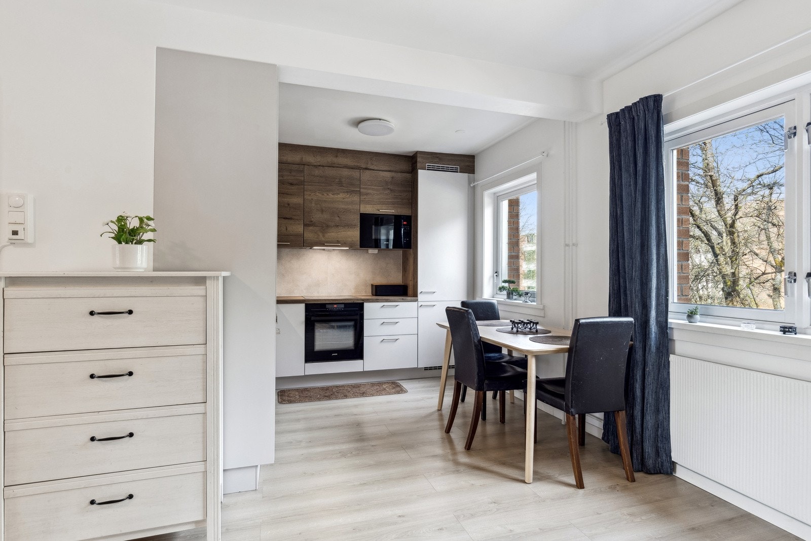 Stilrent KEO-kjøkken fra 2023 med takhøy innredning Galleribilde