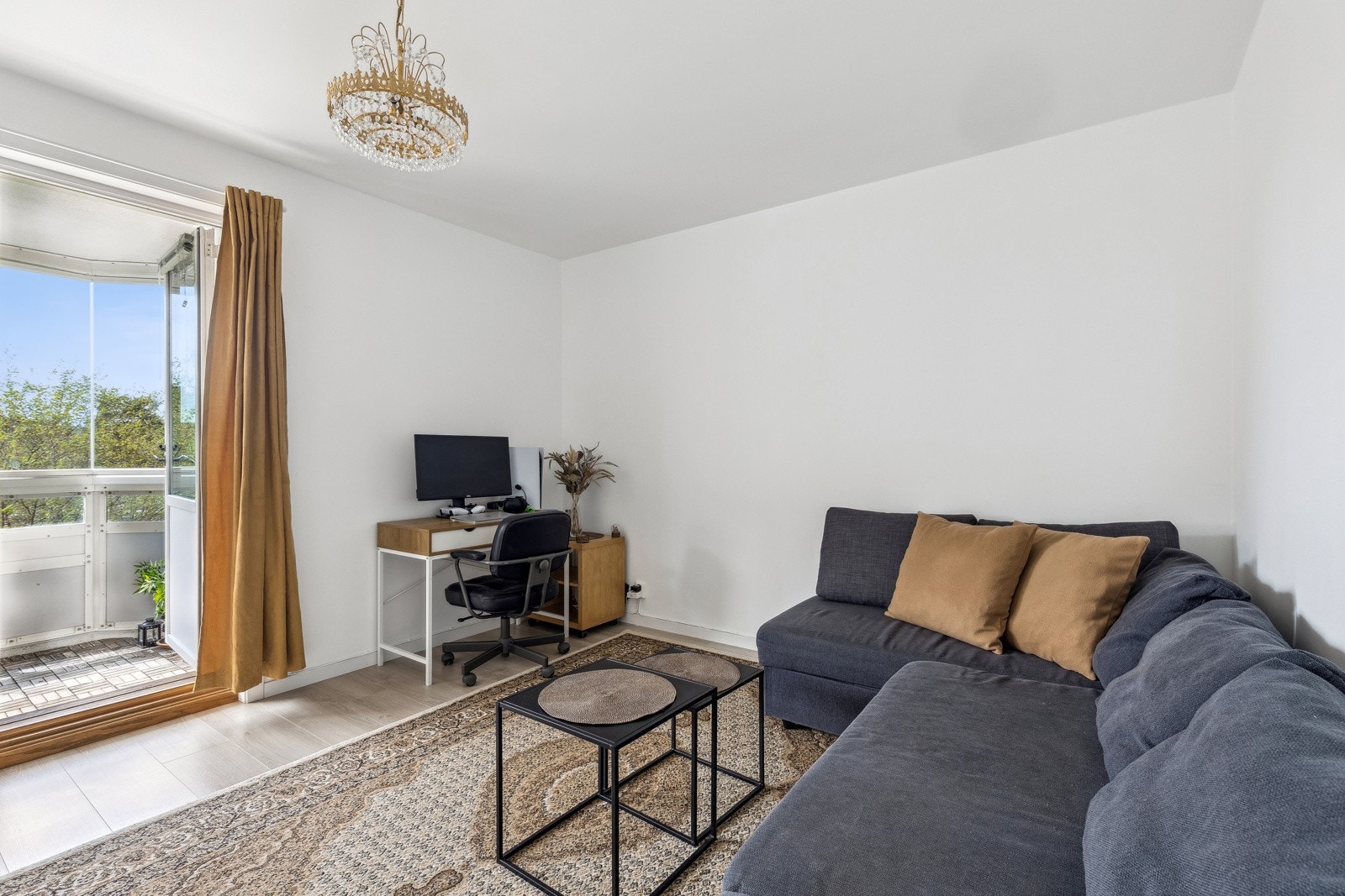 Laminatgulv og malte flater gir et moderne preg, og rommets størrelse gir mange innredningsmuligheter Galleribilde