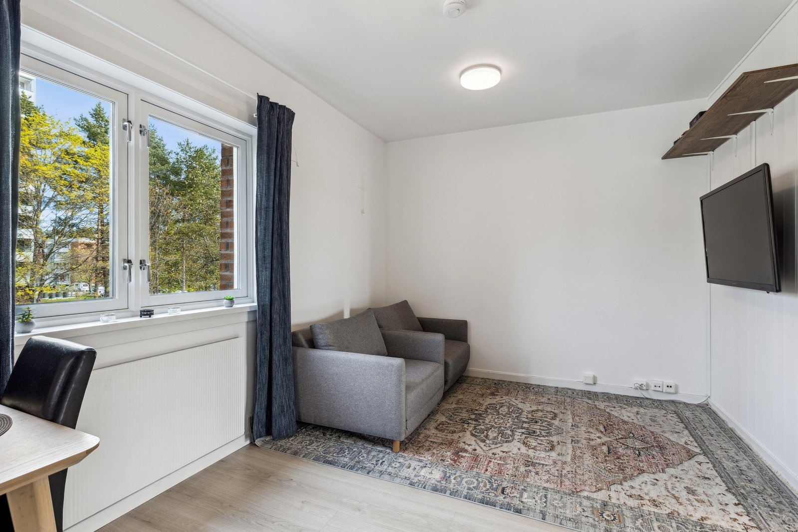 Fra kjøkkene har du plass til stor spisegruppe. Tidligere har dette hvert en innvendig bot, så her er vegg fjernet Galleribilde