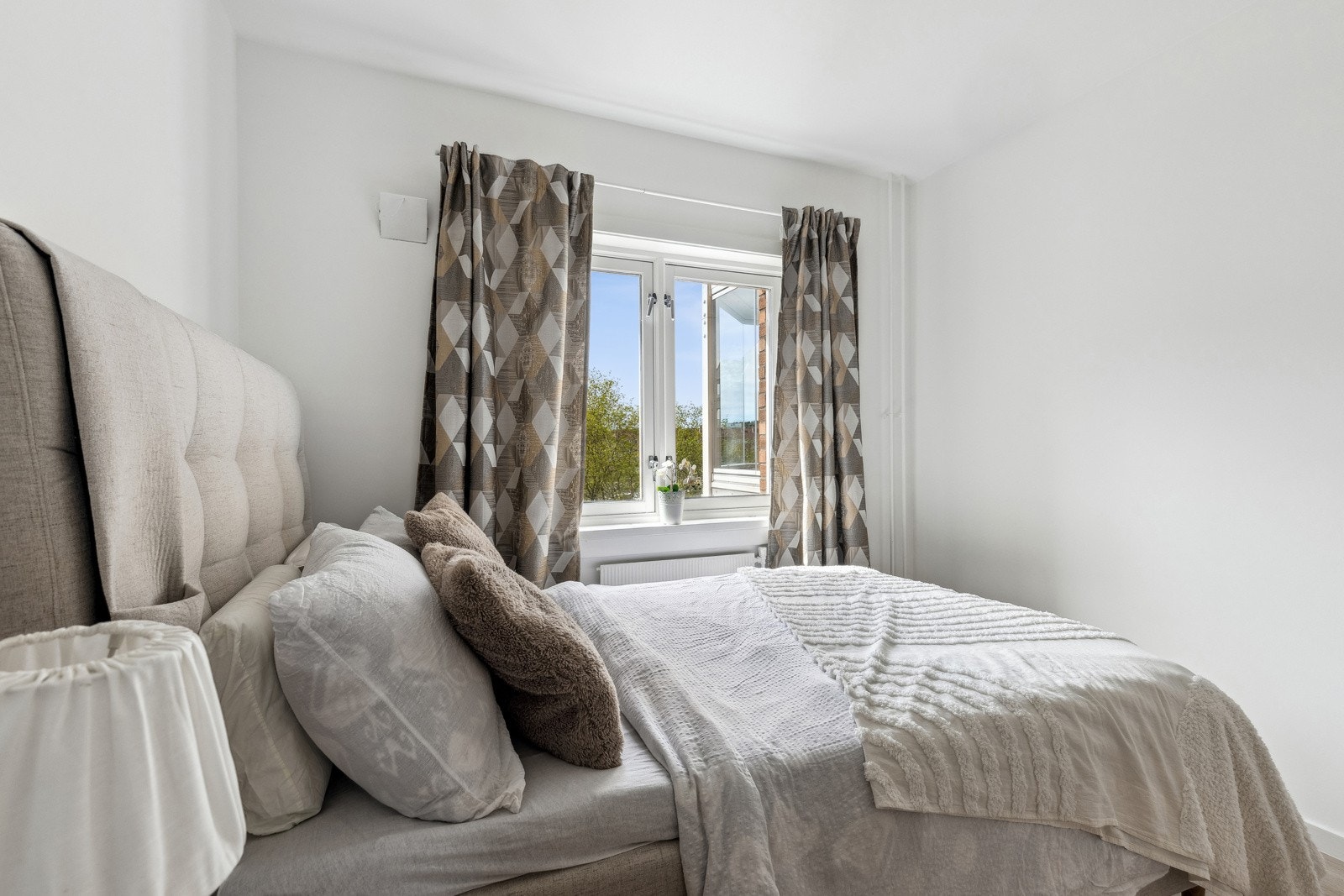 Overflater i nøytrale farger og profilerte innerdører gir rommet et klassisk uttrykk Galleribilde