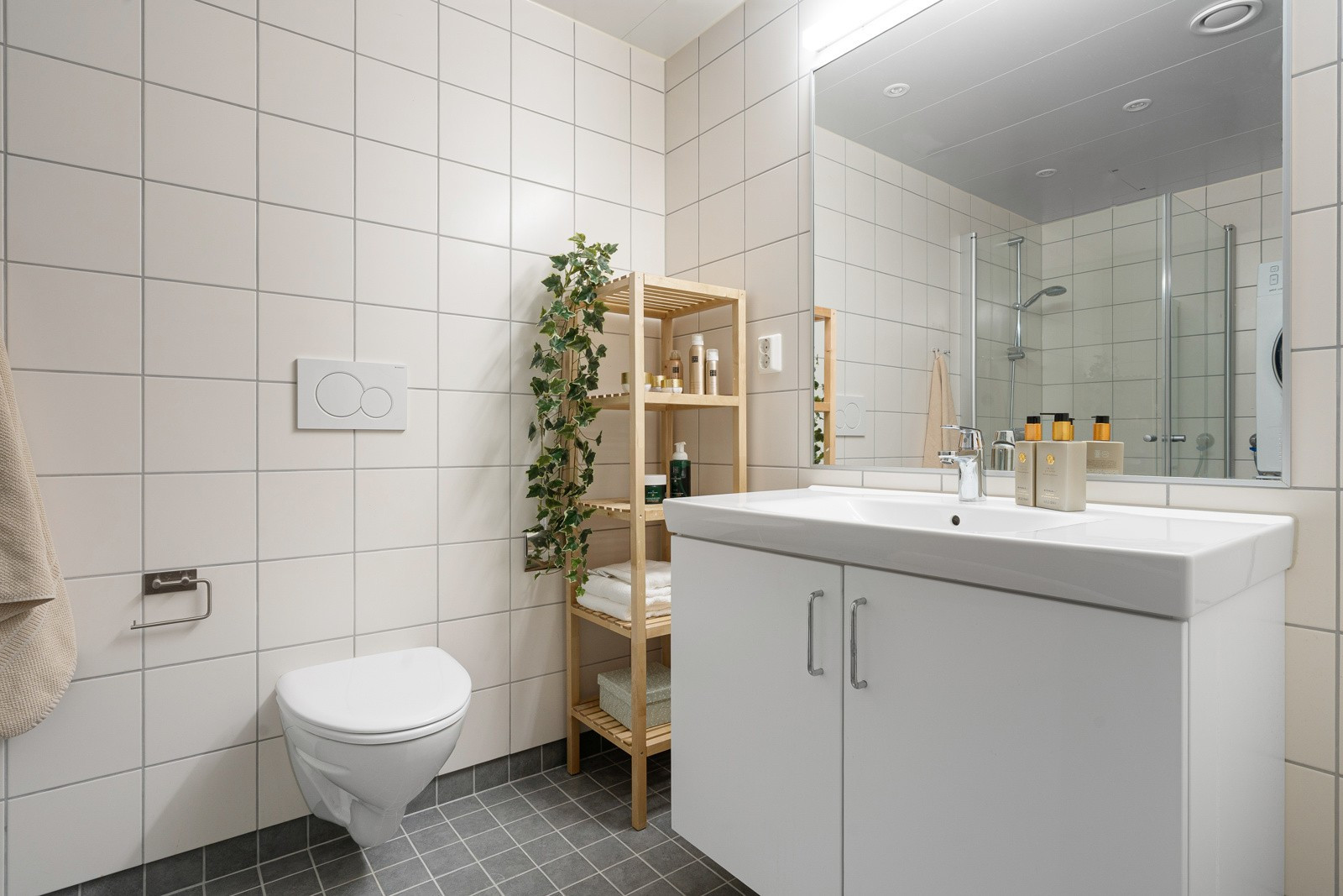 Badet er pent flislagt og er blant annet utstyrt med downlights og varmekabler i gulv.