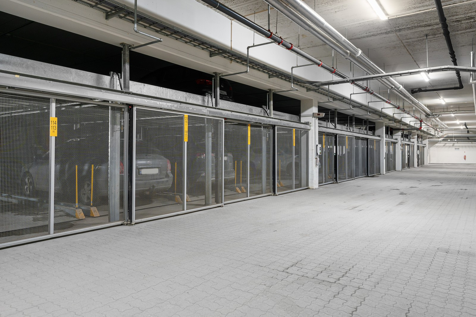 Fast garasjeplass på grunnplan - oppgradert til 2600 kg og i tillegg er det rikelig med gjesteparkering.