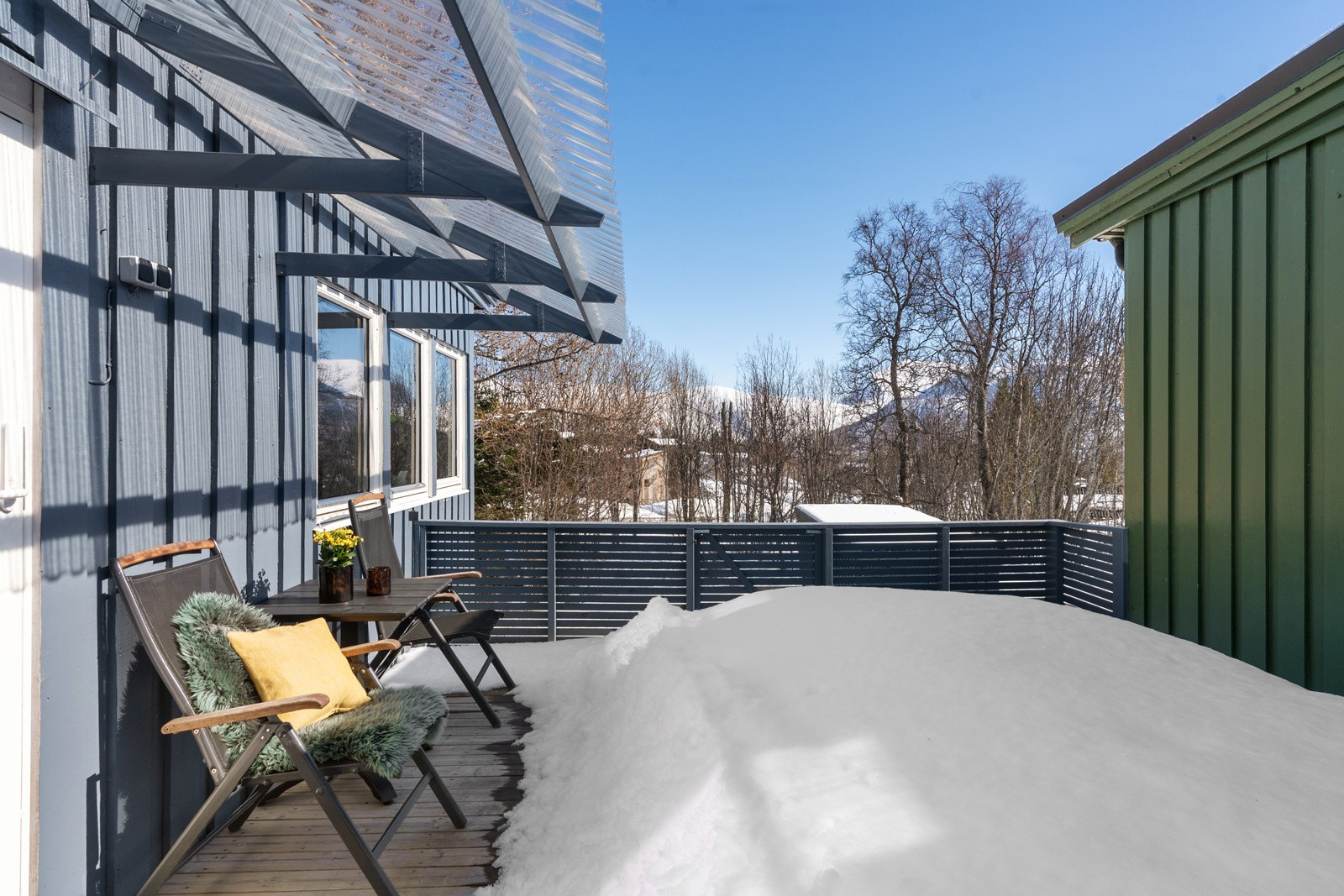 Fra stuen er det utgang til solrik og lun terrasse over garasjen